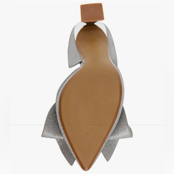 Betsey Johnson Avant Silver Bow Heels Size 6 NWT - Picture 5 of 7